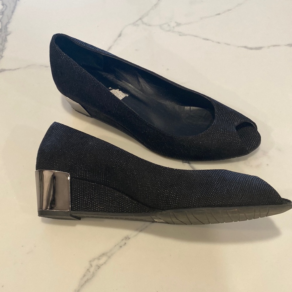 Black wedged shoe